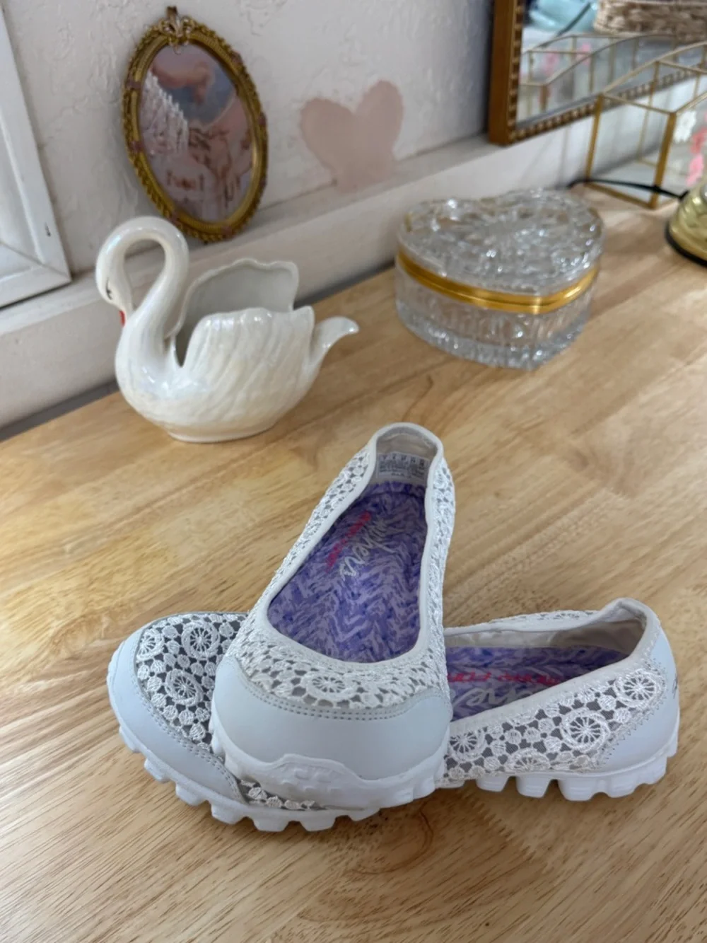 Whimsical Fairy Skechers White Leather Crochet Slip-On Comfort Flats Size 7